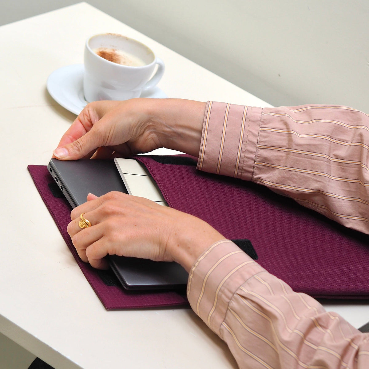 MIRA Laptop Sleeve - Dark Red – styled foto