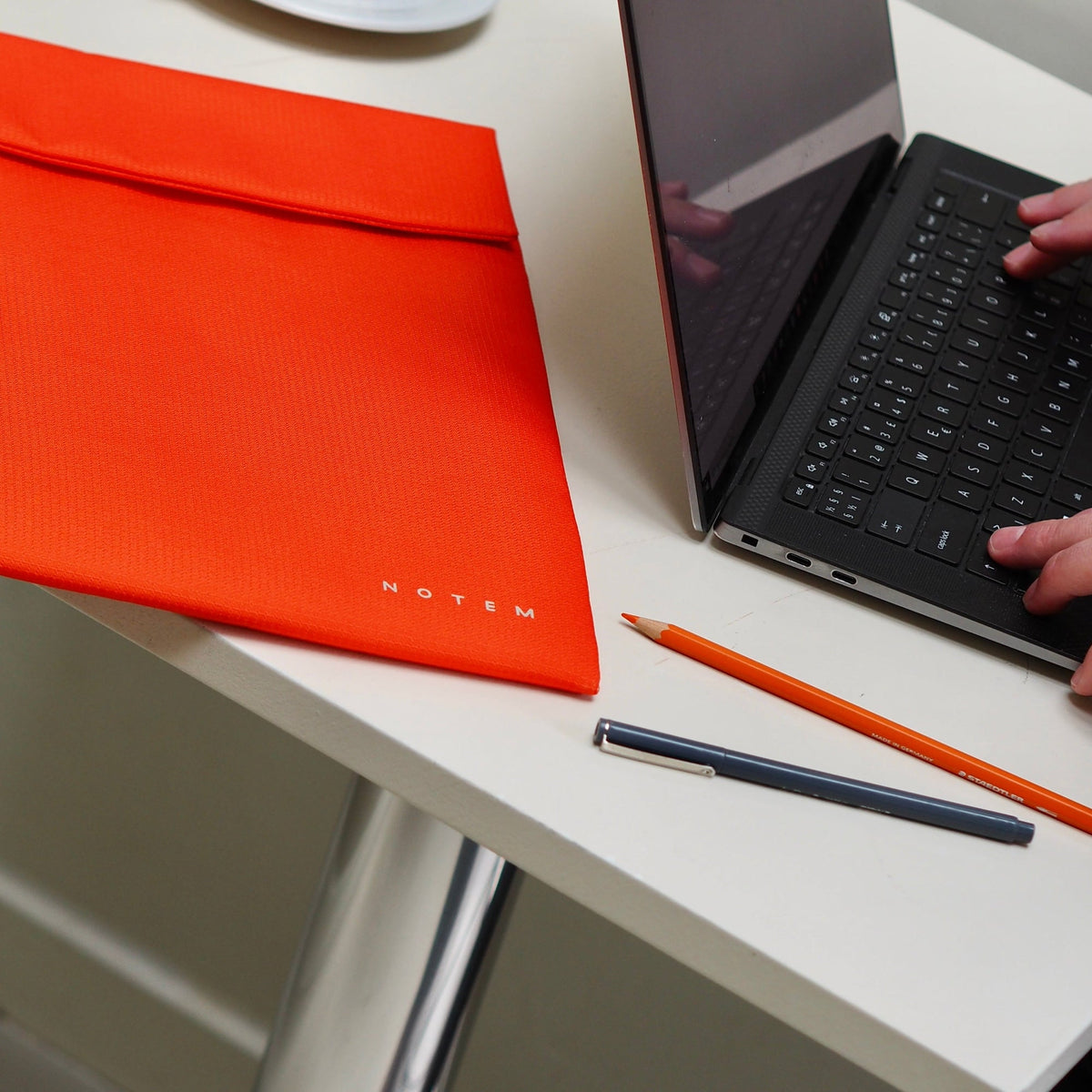 MIRA Laptop Sleeve - Orange – styled foto