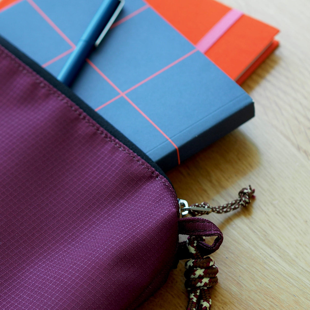 NORA Nylon Bag - Blue – styled foto