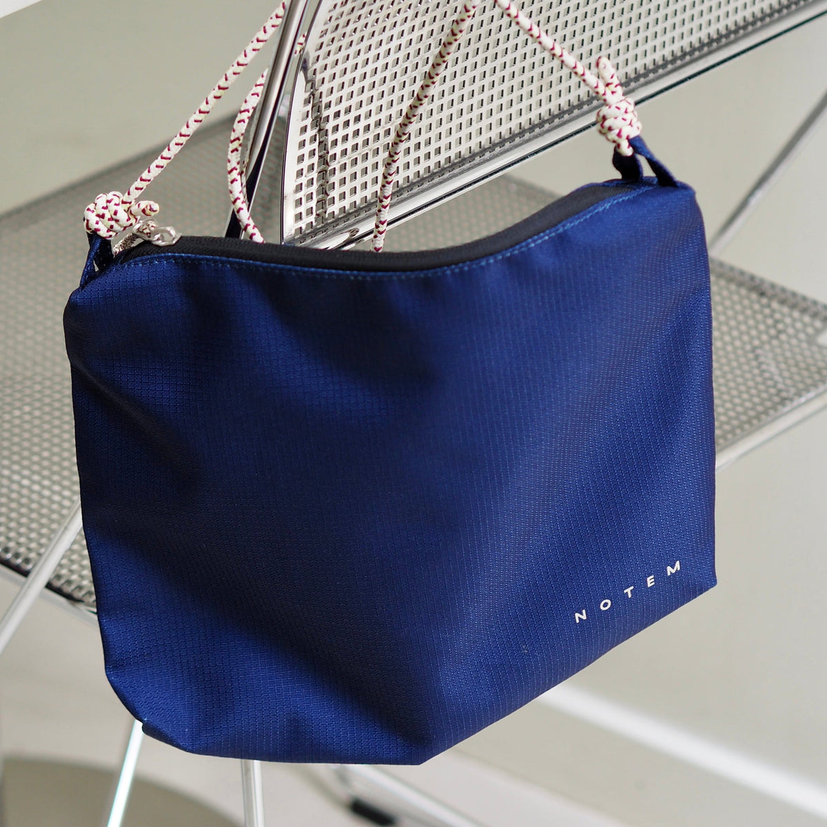 NORA Nylon Bag - Brown – styled foto