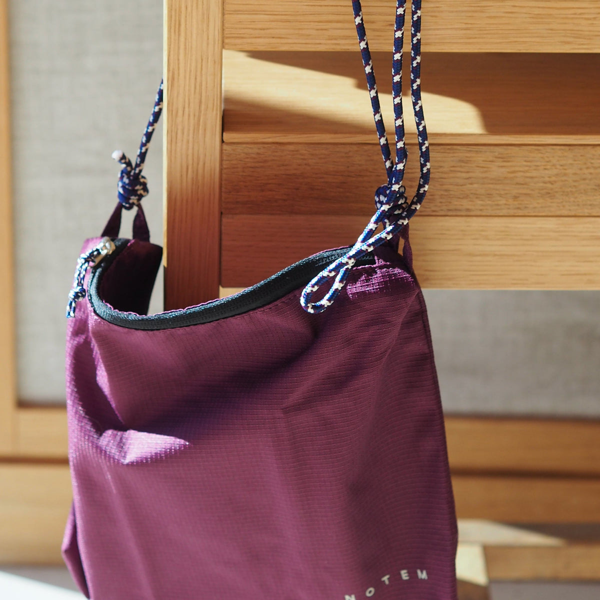 NORA Nylon Bag - Dark Red – styled foto