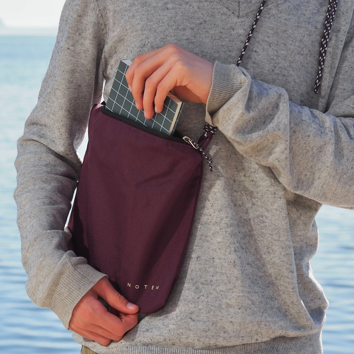 NORA Nylon Bag - Dark Red – styled foto