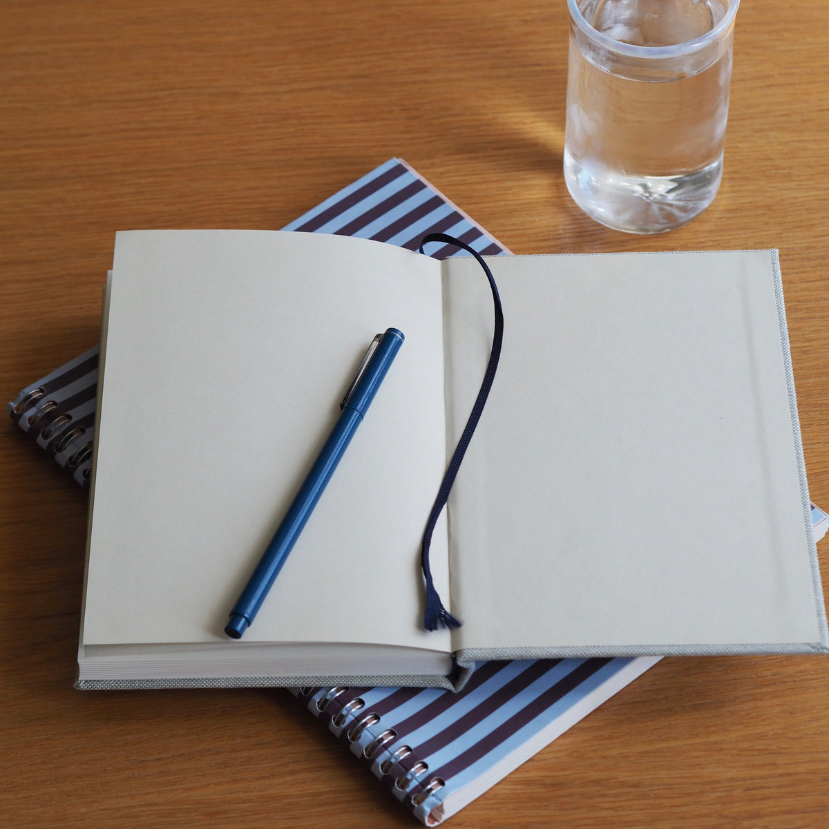 Nela Notebook, Large - Bordeaux & Blue – styled foto