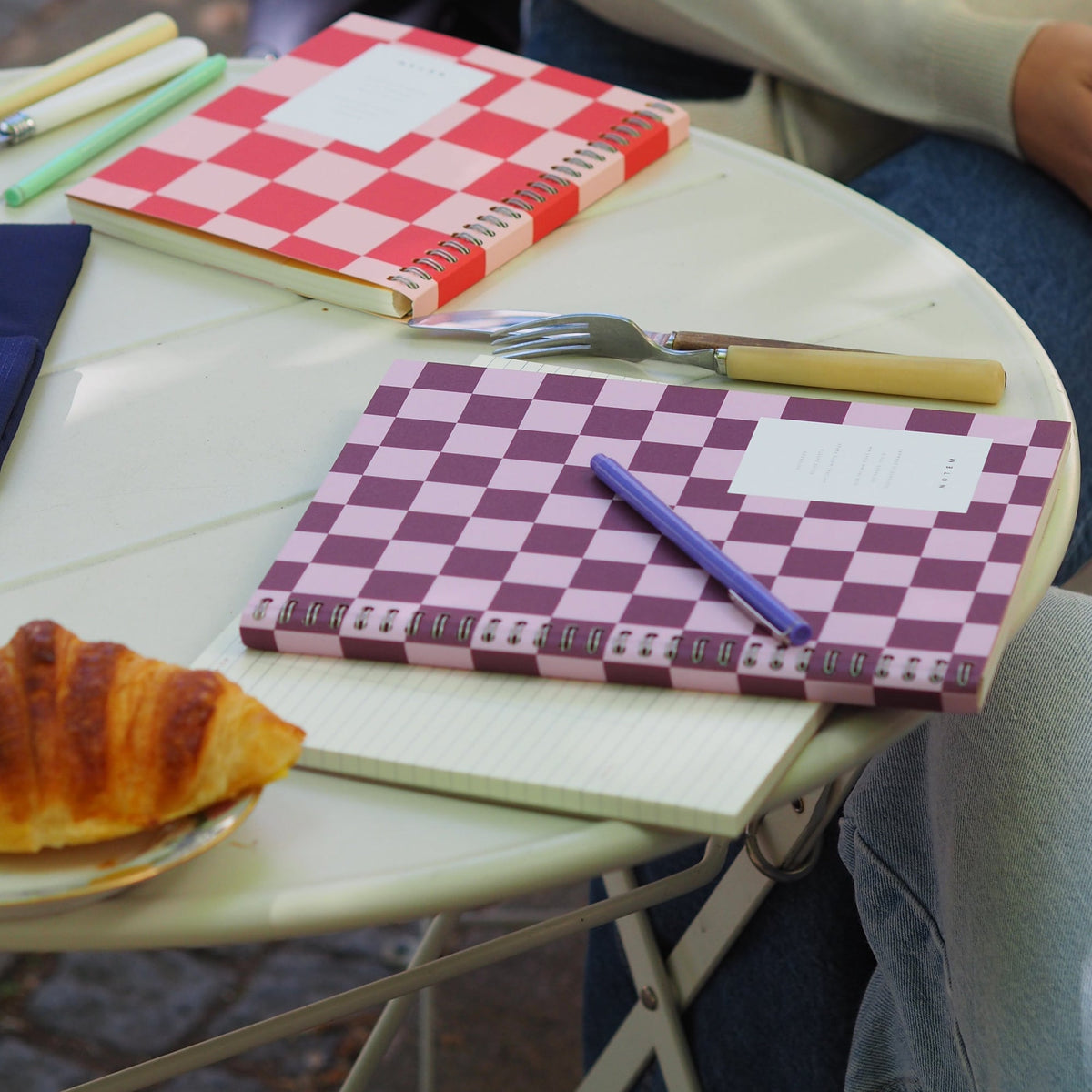 Nela Notebook, Large - Bordeaux Check – styled foto