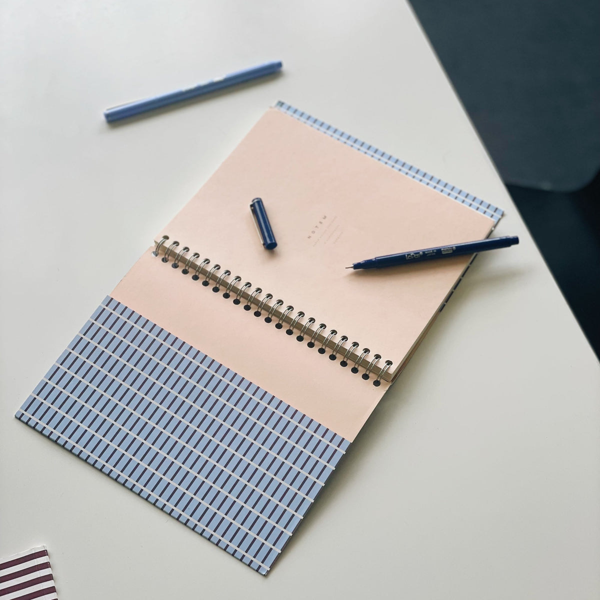 Nela Notebook, Medium - Blue – styled foto