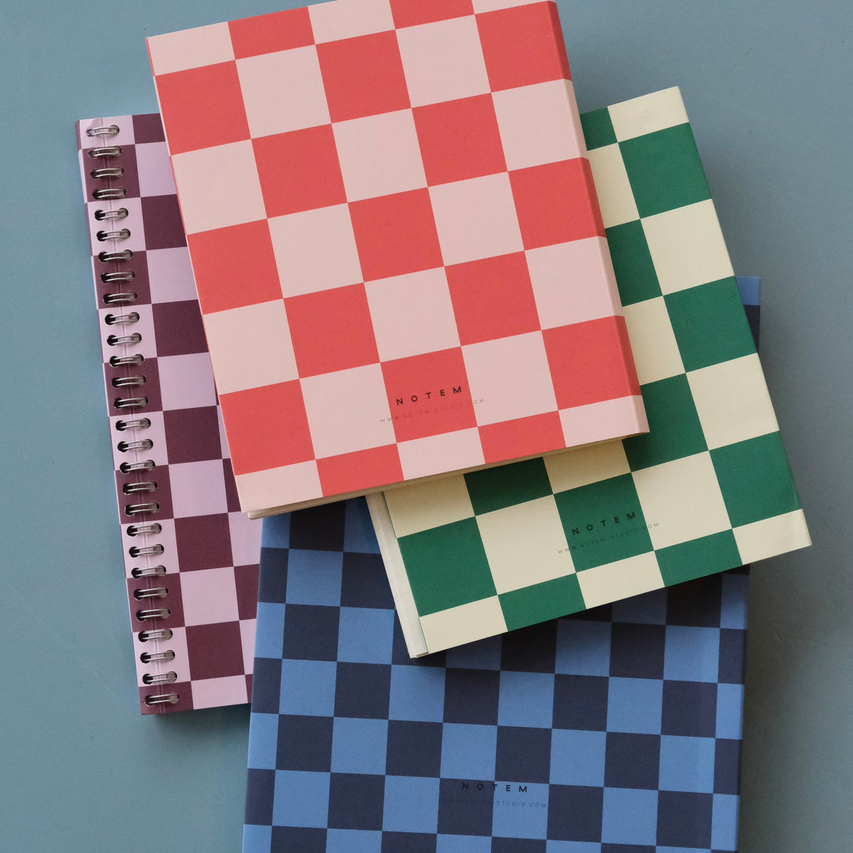 Nela Notebook, Medium - Green Check – styled foto