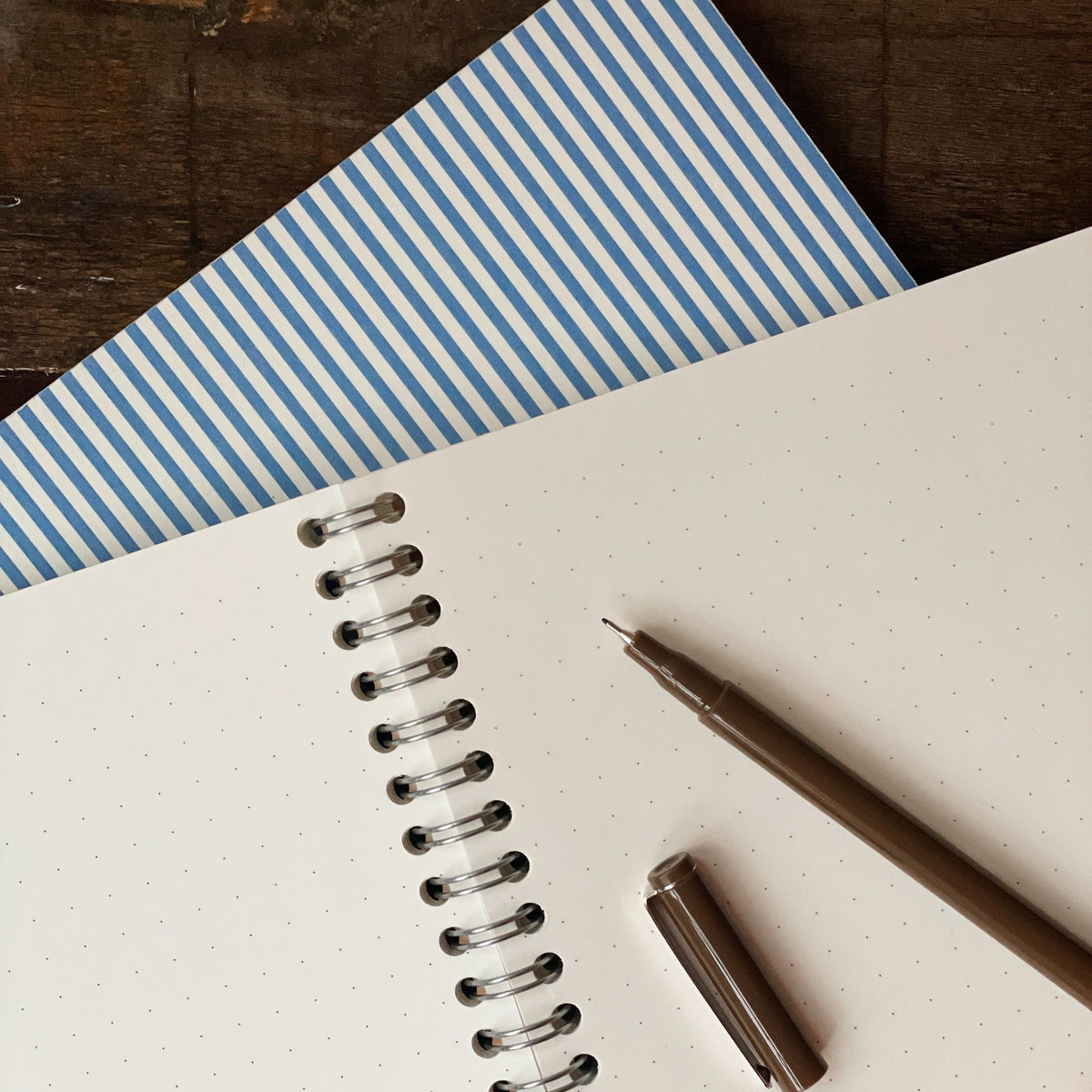 Nela Notebook, Medium - Green – styled foto