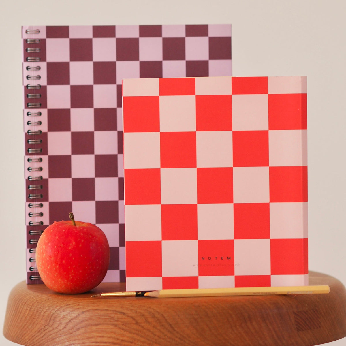 Nela Notebook, Medium - Orange Check – styled foto