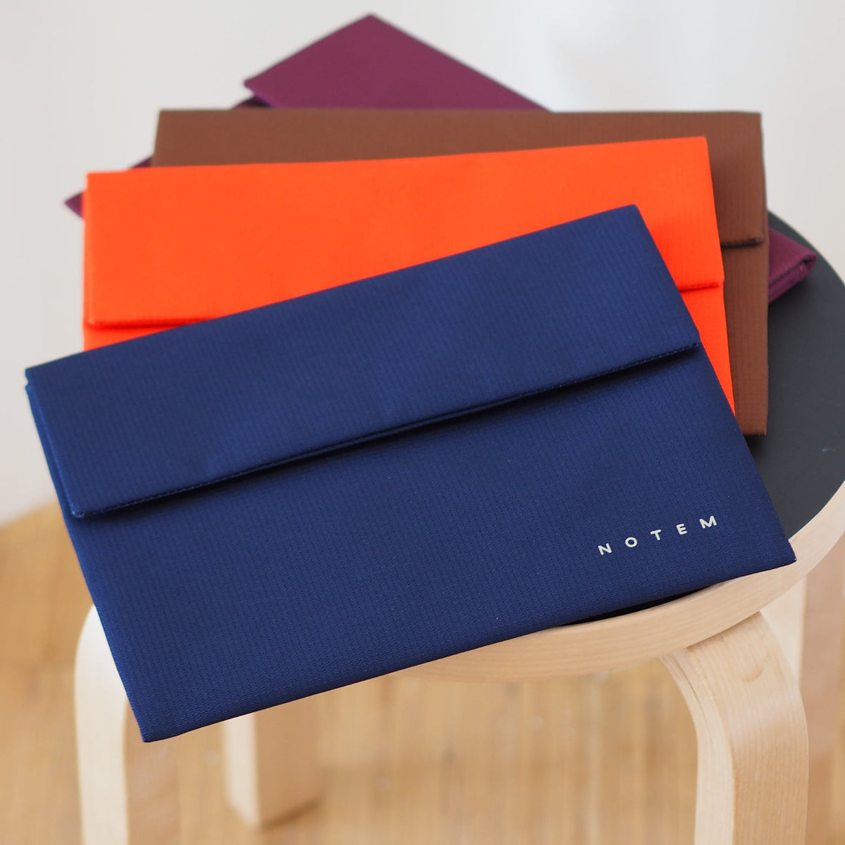 TARA Clutch - Blue – styled foto