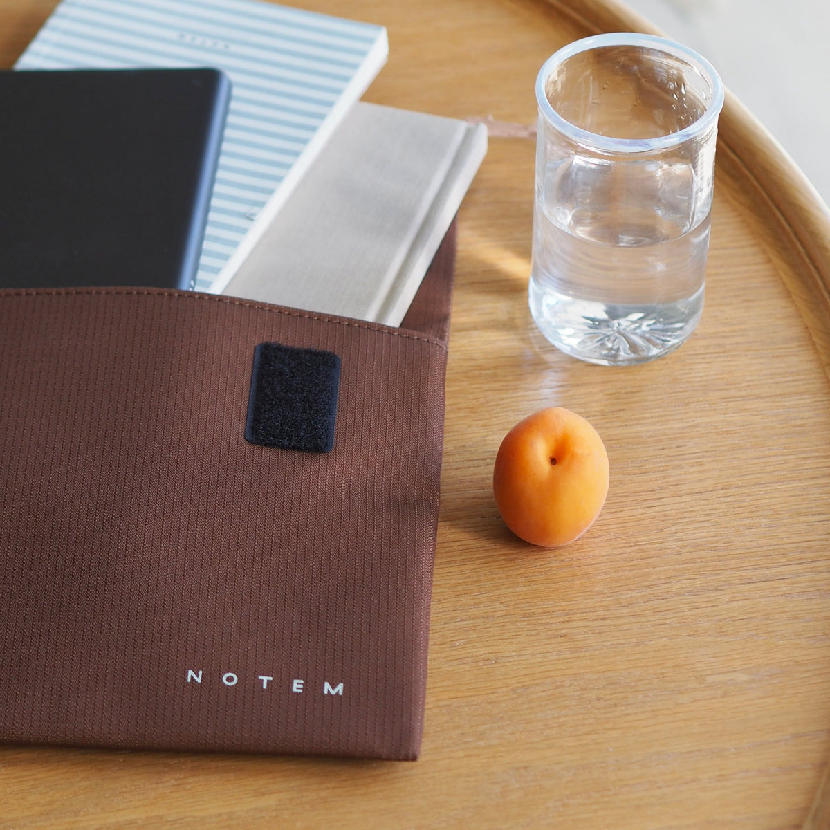 TARA Clutch - Brown – styled foto