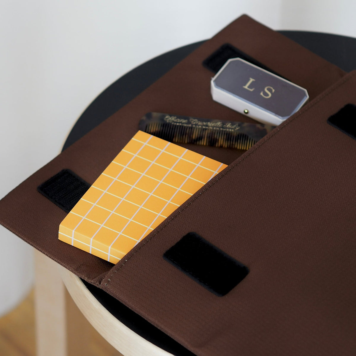 TARA Clutch - Brown – styled foto