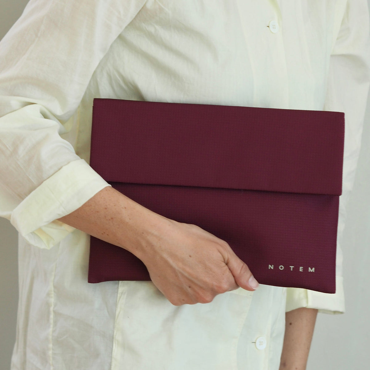 TARA Clutch - Dark Red – styled foto