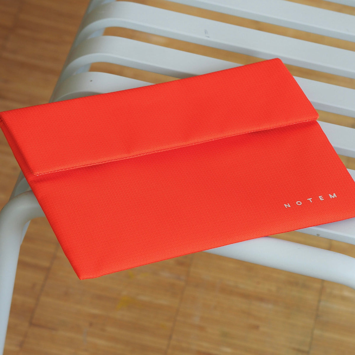 TARA Clutch - Orange – styled foto