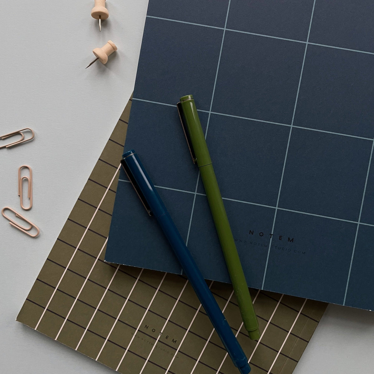UMA Notebook, Large - Dark Blue – styled foto