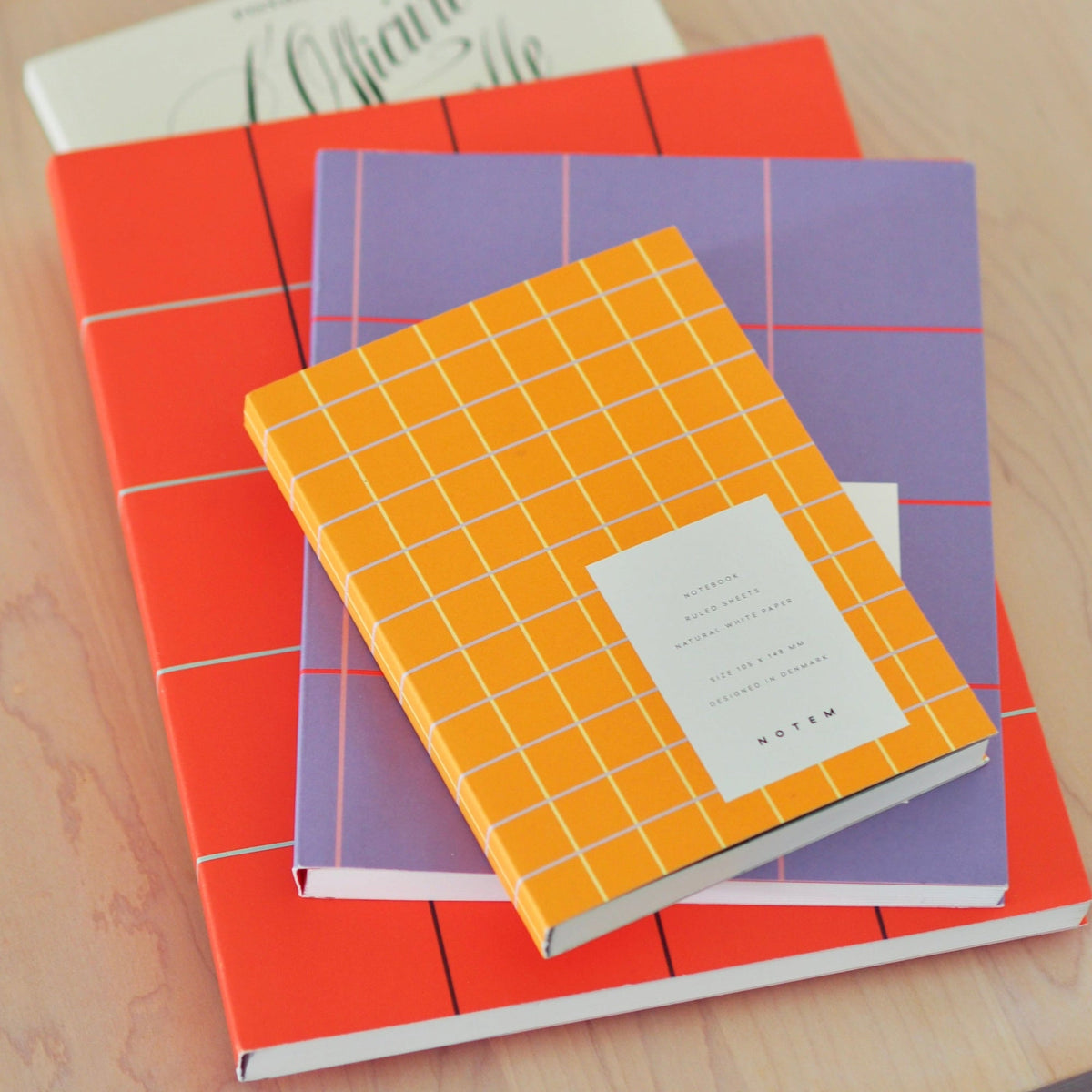 UMA Notebook, Large - Orange Check – styled foto