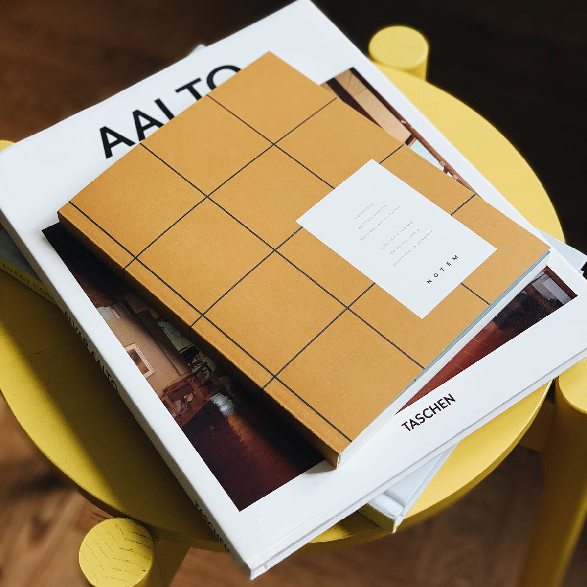 UMA Notebook, Medium - Ochre – styled foto