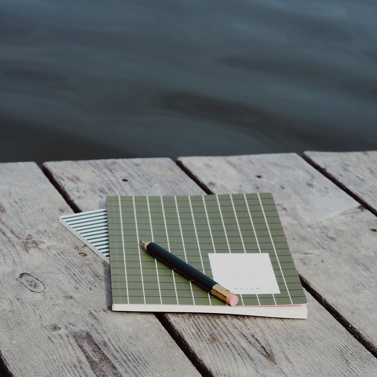 Vita Notebook, Medium - Green Grid – styled foto