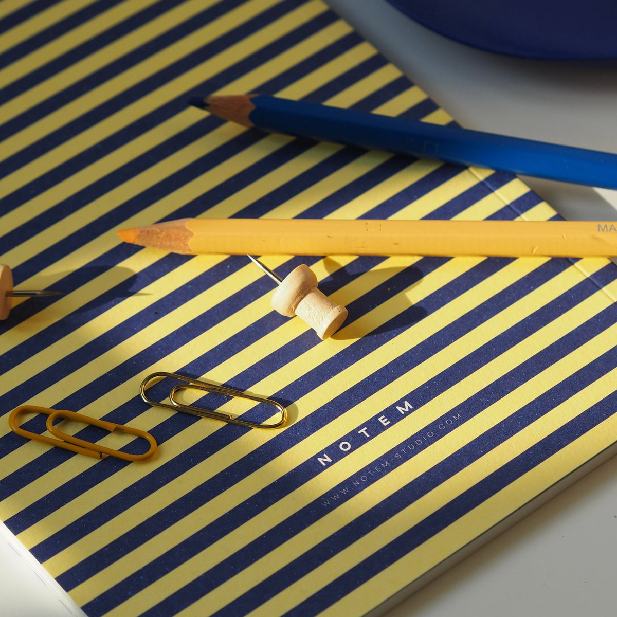Vita Notebook, Small - Blue & Yellow – styled foto
