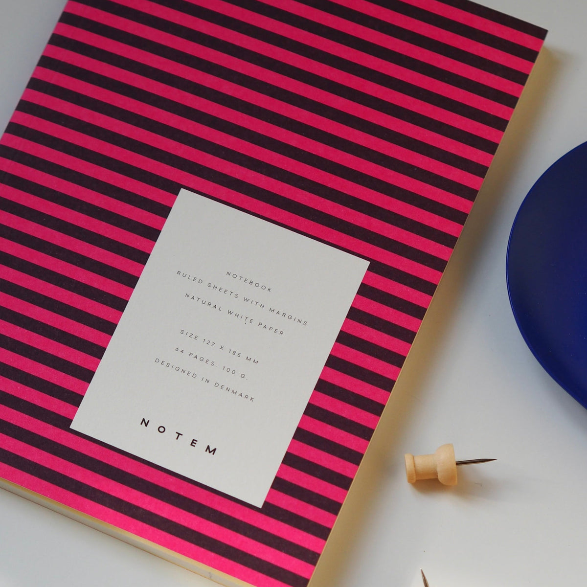 Vita Notebook, Small - Bordeaux Stripe – styled foto