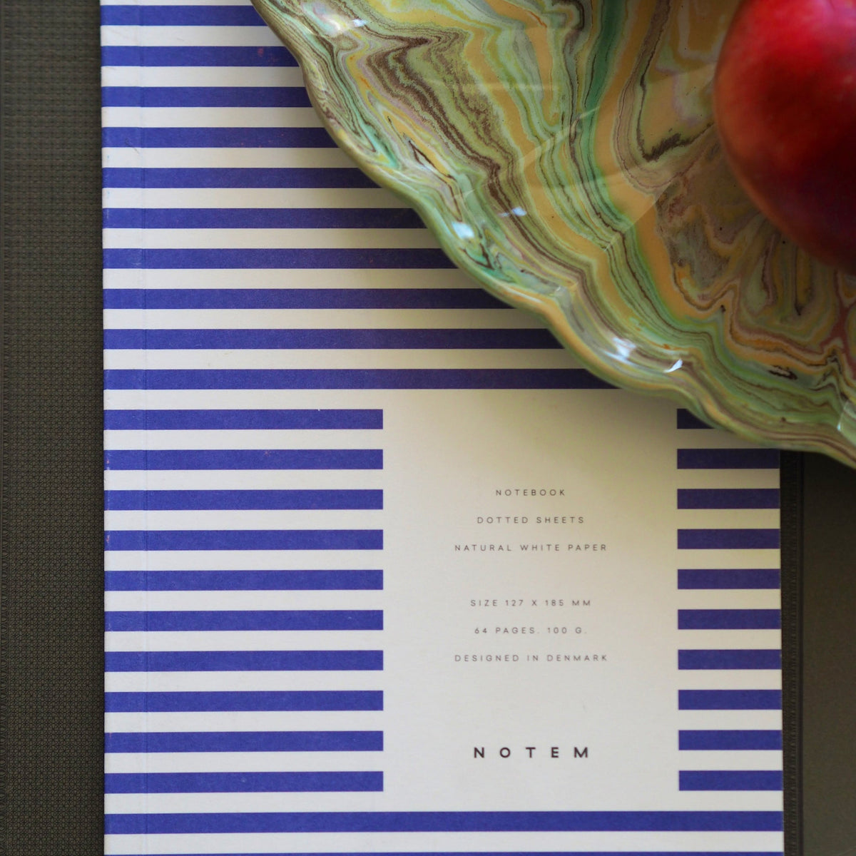 Vita Notebook, Small - Bright Blue – styled foto