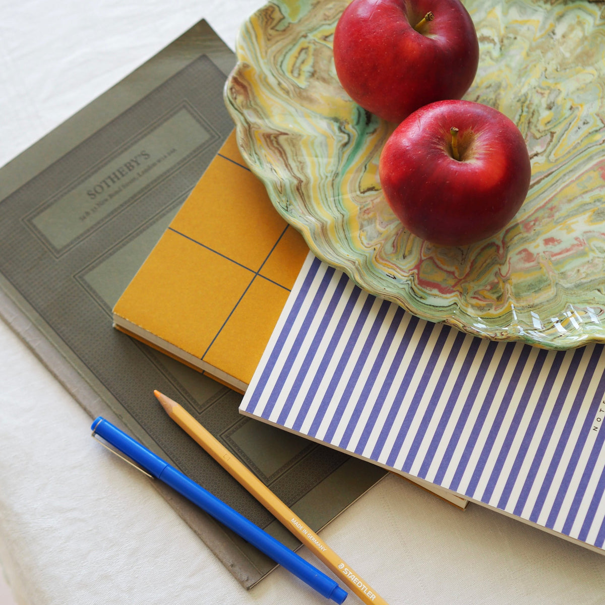 Vita Notebook, Small - Bright Blue – styled foto