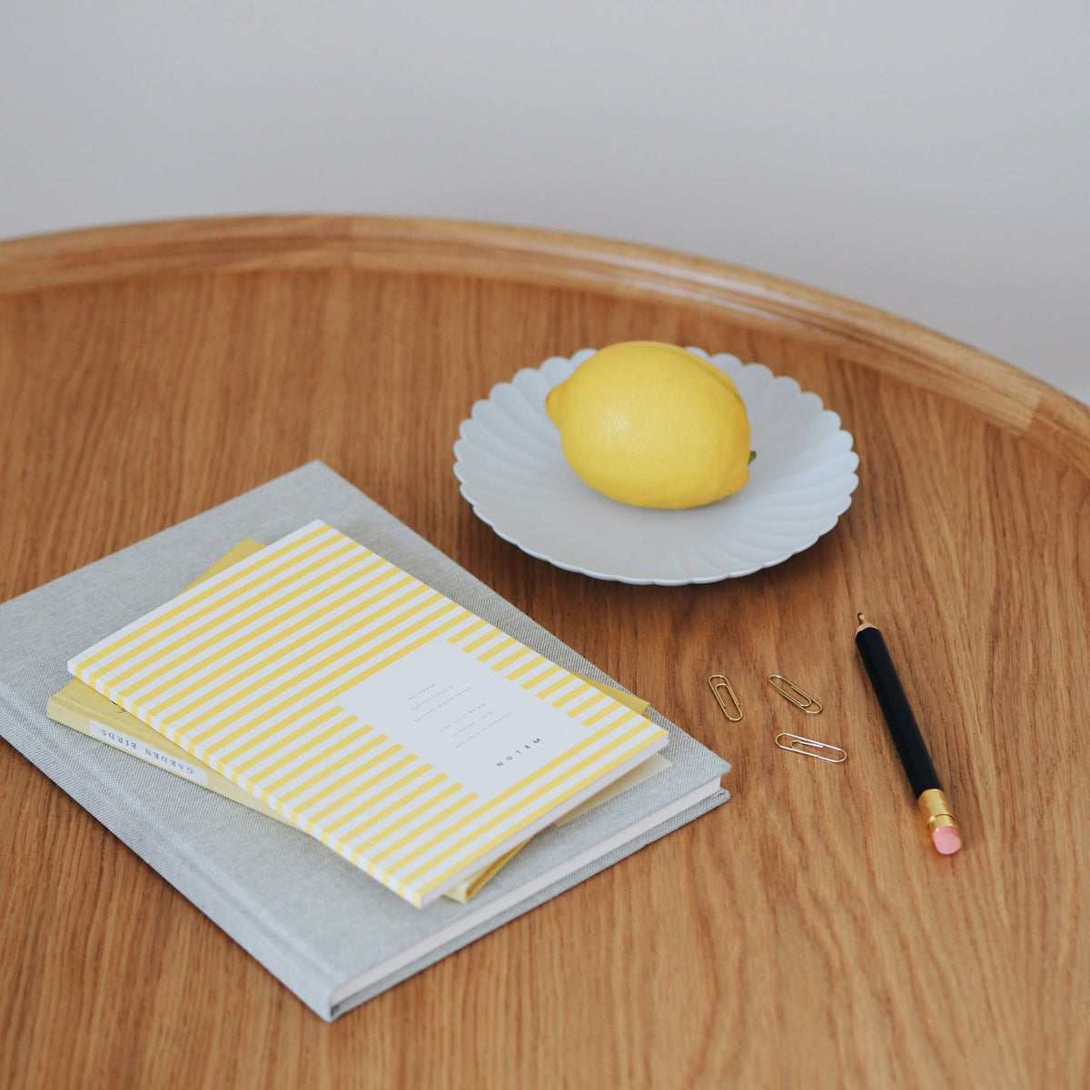 Vita Notebook, Small - Yellow – styled foto
