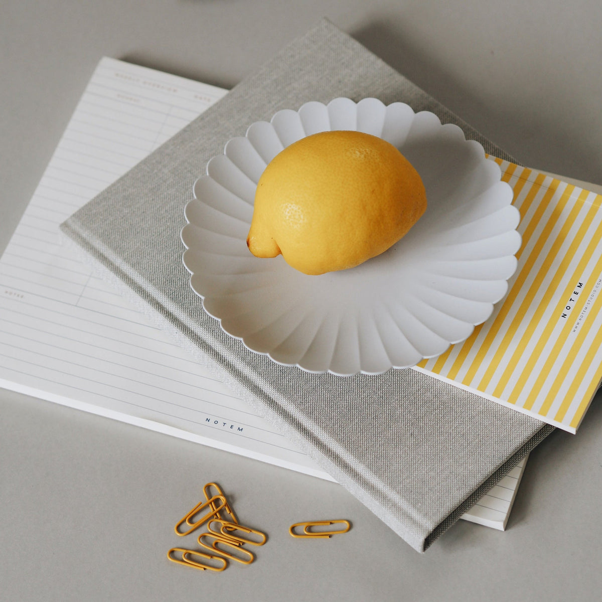 Vita Notebook, Small - Yellow – styled foto