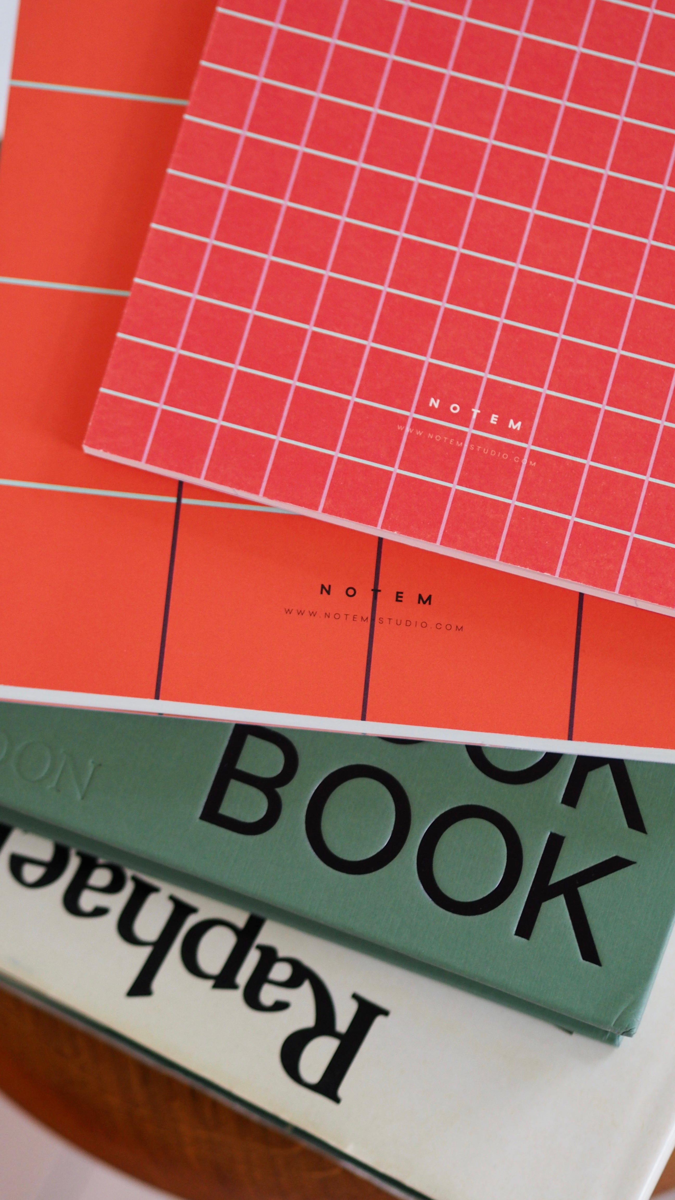 Cuaderno NOTEM Vita, mediano, cuadrícula naranja